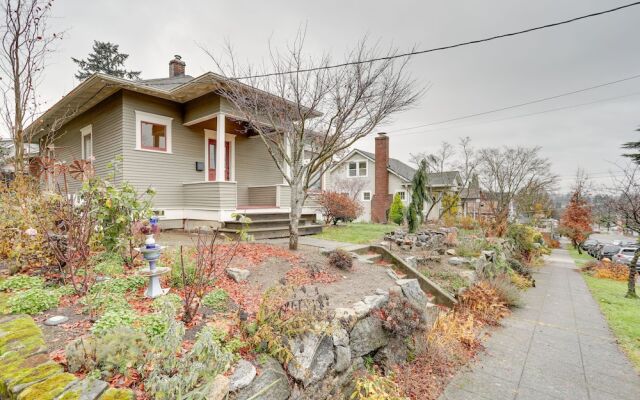 Pet-friendly Seattle Home ~ 6 Mi to Downtown!