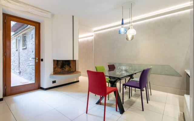 Ponte Rosso Modern by Mmega