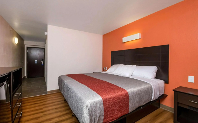 Motel 6 Peoria, IL