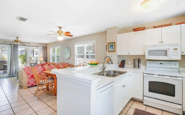 Linger Longer by Avantstay Key West Walkable Gated Community, Shared Pool Week Long Stays Only