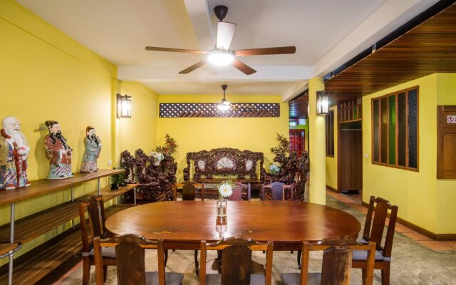 Banthat Thong Hostel