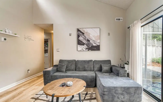 Pet-friendly Raleigh Townhome Near Medical Centers