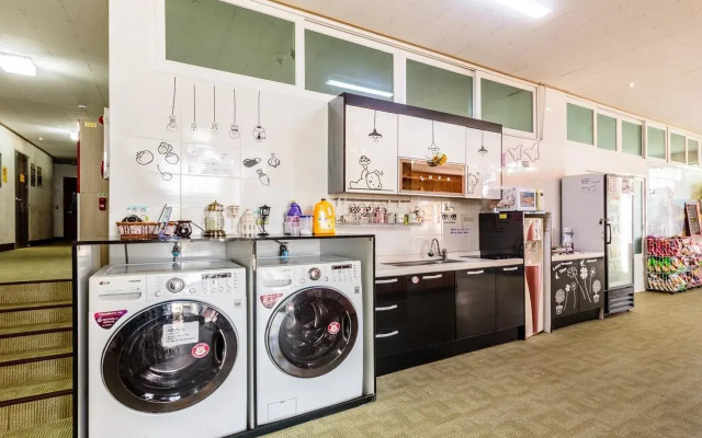 Olleh Windmill Pension & Guesthouse - Hostel