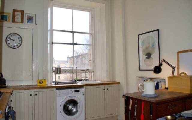 Vintage Style Apartment In Lovely Leith