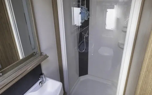 2 Double Bed Caravan - Secure Parking and Wifi