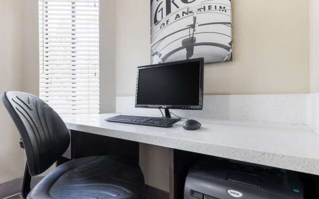 Best Western Courtesy Inn Hotel - Anaheim Resort at the Park