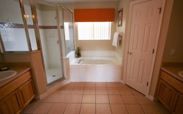 4648 5- Bdrm'Slake Views Facing Poolwater View