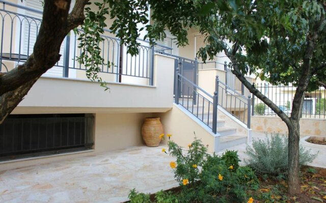 New, bright, cozy, autonomous apartment with private entrance and garden, 42 m2, 5min to the beach and city center