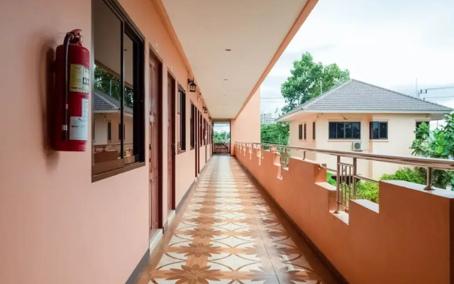 OYO 1087 Udom Khomkham Apartment