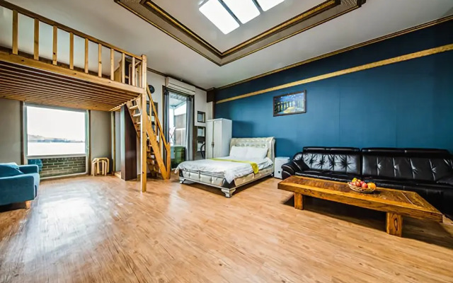 Yeosu White Village Pension
