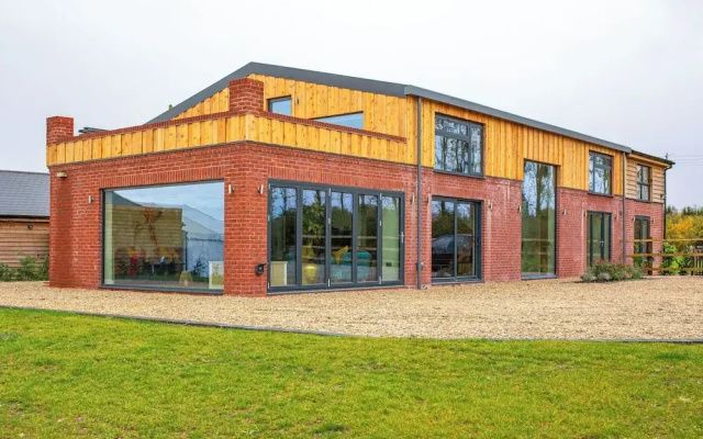 Orchard Barn-Luxury 4 BD Barn Conversion