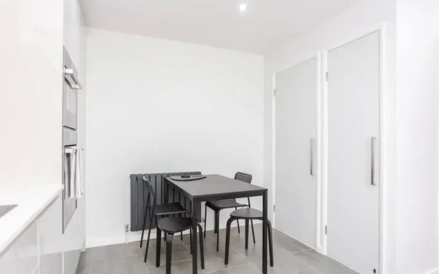 Bright 2 Bedroom House in Stratford With Garden
