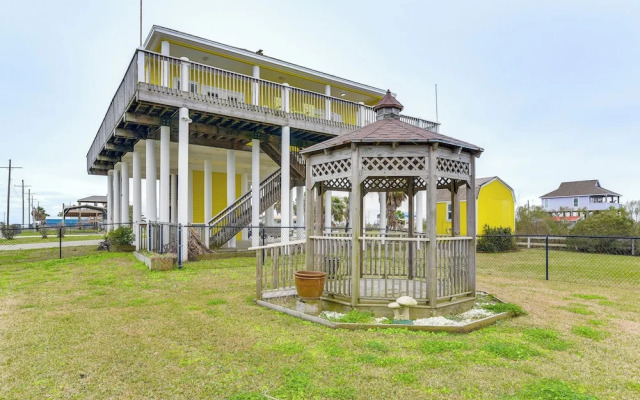 Walk to Beach: Bayfront Gilchrist Getaway!