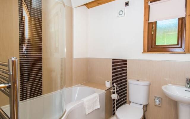 Douglas Fir Lodge With Hot Tub Near Cupar, Fife