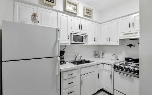 Idyllic Condo With Brief Walk to Beach and Restaurants