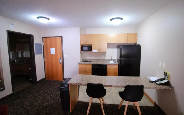 Canby Inn and Suites