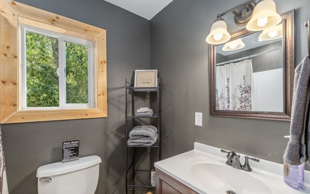 Nature Acres 1 Bedroom Home by NW Comfy Cabins