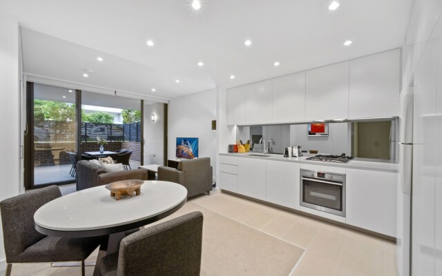 Peaceful Water Side Retreat with Huge Courtyard