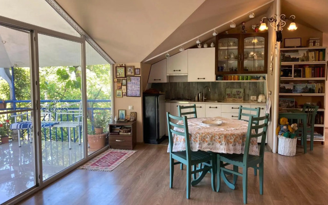 Nino's Veranda Apartment