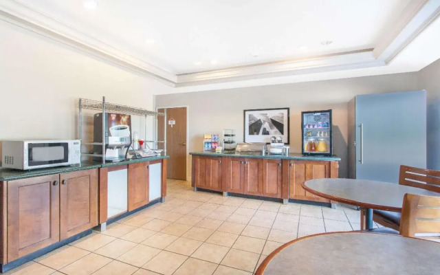 Hawthorn Suites by Wyndham Holland/Toledo Area