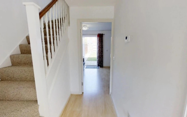 Stayzo - Cole Green Lane - Ideal for Your Next Staycation or Workcation Whole House With Wi-fi