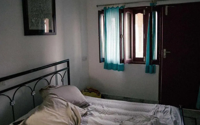 Oyo 702429 Charbhuja Gest House