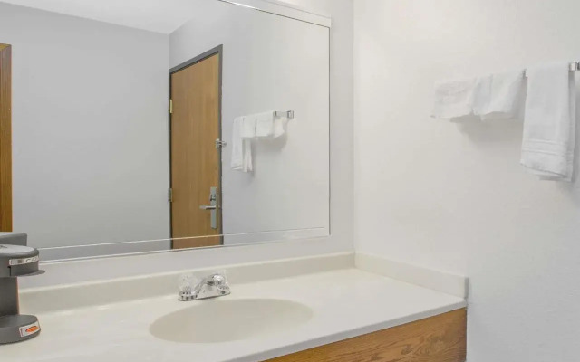 Rodeway Inn near I-35 Lamoni