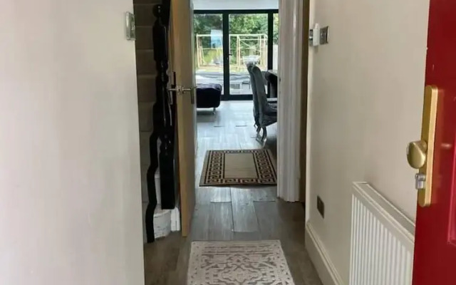 Lovely 3-bed House in Potters Bar Jacuzzi & 75inch