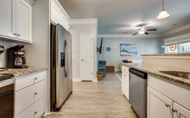 1 Mi to Riverfront: Darien Family Home