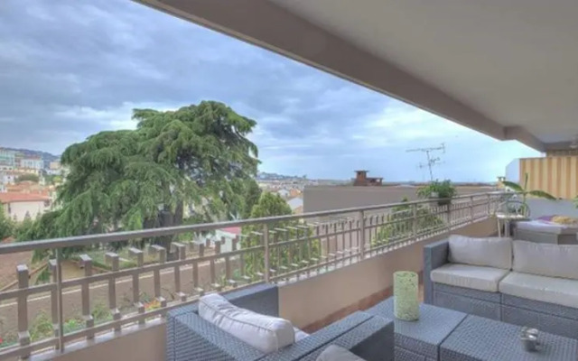 Livia Cannes rue des Suisses 16S