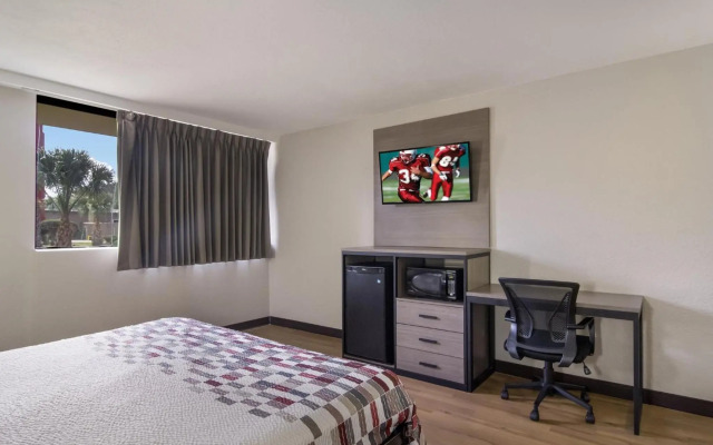 Red Roof Inn & Suites Brunswick I-95