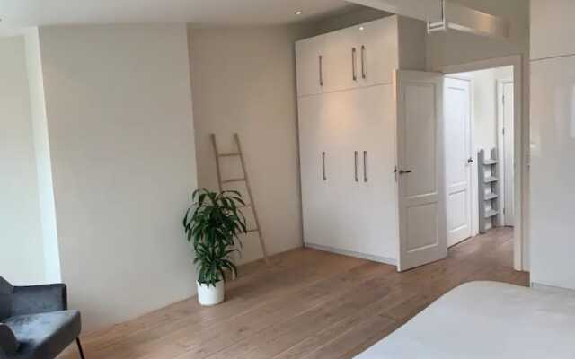Bright Waterview Apartment