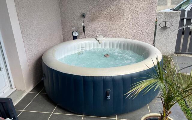 Maison entière 4 lits 8 pl avec jacuzzi proche du safari de Peaugres