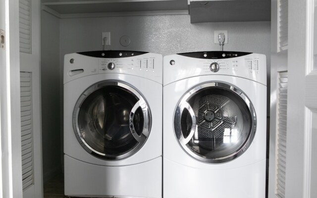 WanderJaunt - Luxe Downtown Austin Apts