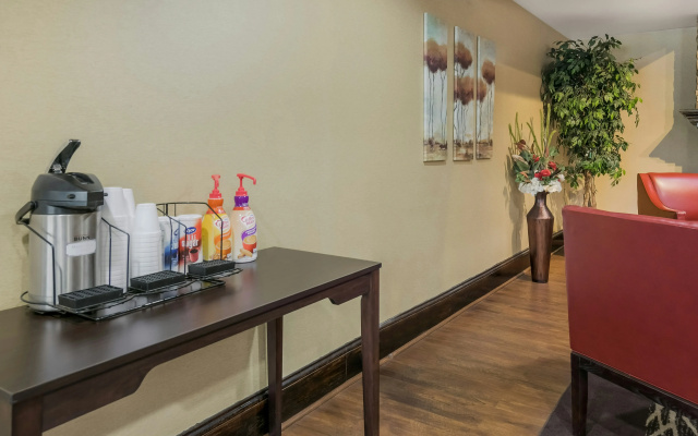 Red Roof Inn & Suites Knoxville East