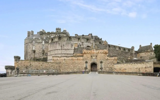 ALTIDO 2-BR Apt directly next to Edinburgh Castle