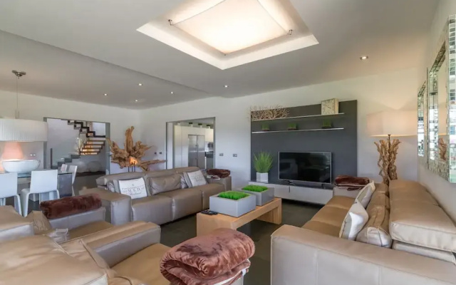 Sa Canoveta With Designer Kitchen