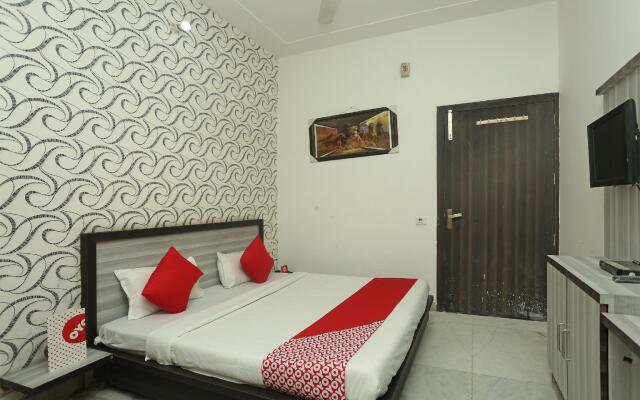 OYO 8607 Hotel Sky Inn