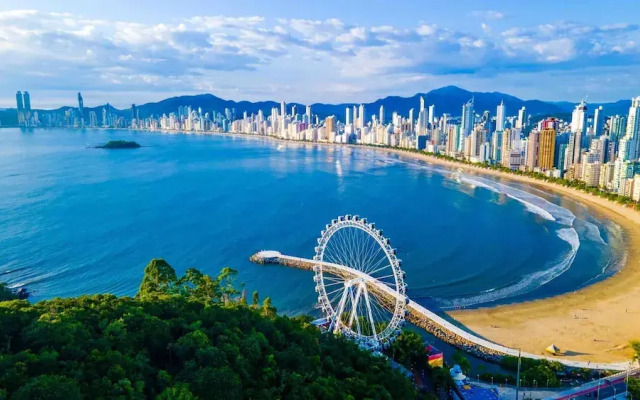 Apto Com Acesso Exclusivo a Praia em BC