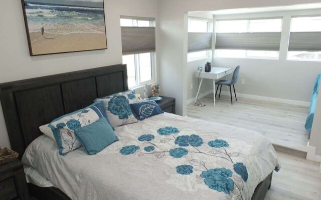 New Beach & Bay Retreat Full of Amenities!