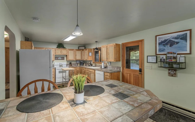 Bear Paw 2 Bedroom Home by NW Comfy Cabins by RedAwning