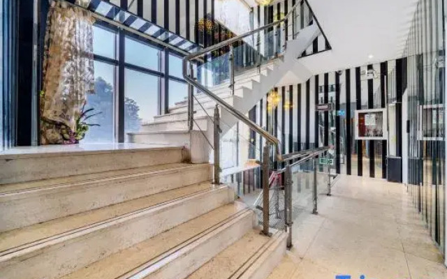 Burton Hotel (Shanghai Songjiang Jiuting Subway Station Branch)