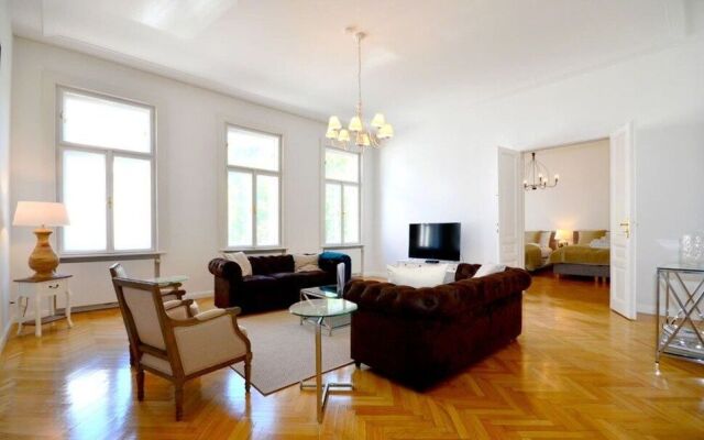 Vienna Residence Colossal Apartment With Balcony and Space for 8 Guests