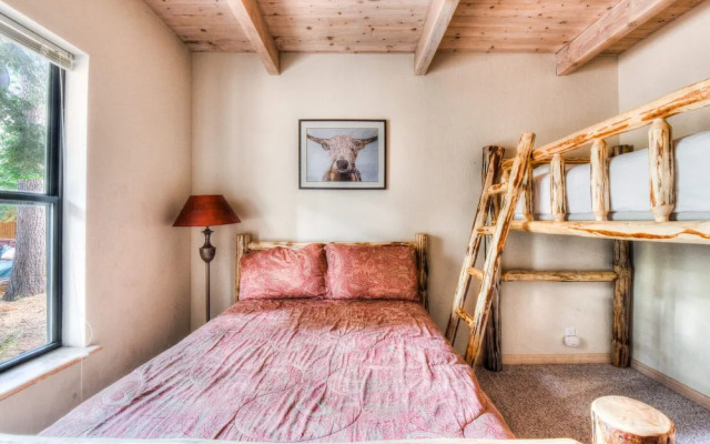 Relax at Rustic Tahoe Charm Minutes to Lake