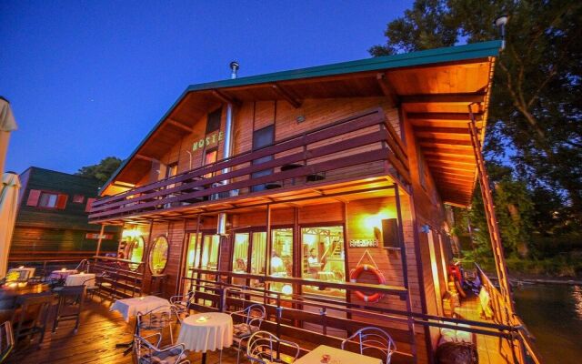 San Art Floating Hostel