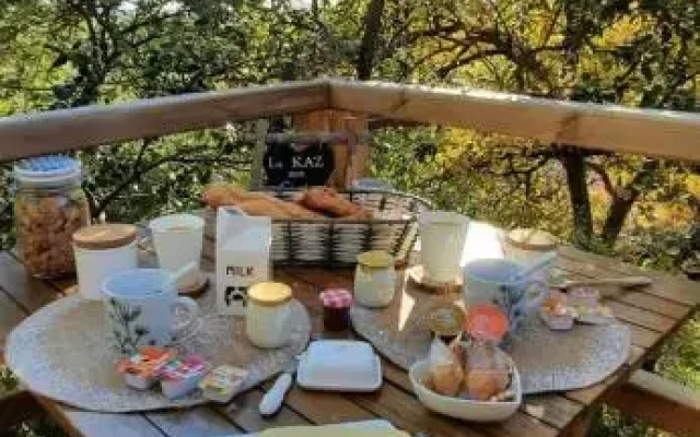 Cabane dans les arbres "La Kaz aux Cigales"