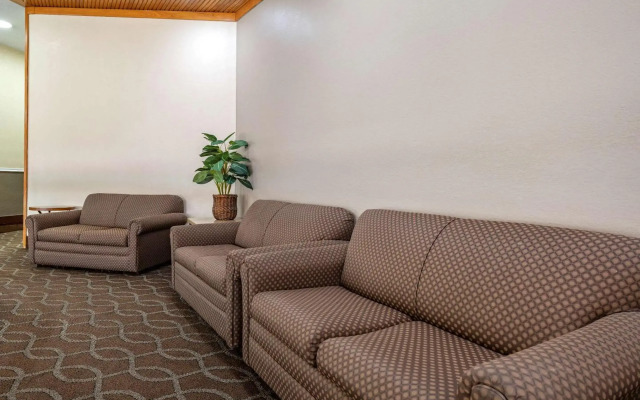 Econo Lodge Inn & Suites