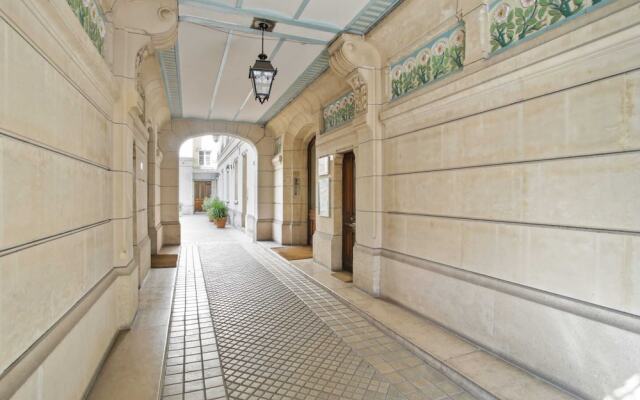 Cosy and Bright 1BR Flat Near Arc de Triomphe!