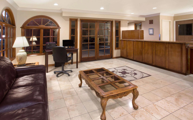 Travelodge by Wyndham Costa Mesa Newport Beach Hacienda