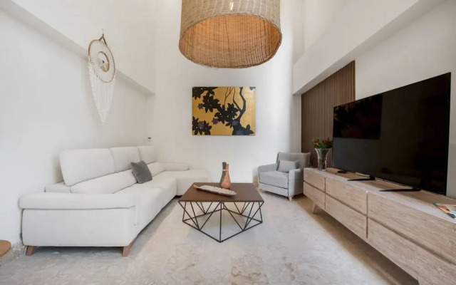 Modern Luxury 6 BR Tropical Retreat With Pool